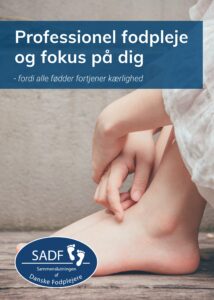 Plakat - professionel fodpleje og fokus på dig - fødder med arme rundt